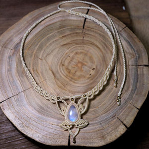 Collar de Macramé Hecho a Mano con Piedra Lunar Arcoíris y Cuentas Doradas en Forma de Lágrima, Joyería Boho de Cristal Ajustable para Mujer, Venta al Por Mayor - Product Image 2