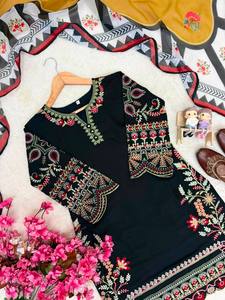 Kurta noire brodée pour femme avec dupatta moutarde et pantalon palazzo crème, tenue traditionnelle indienne et pakistanaise décontractée, longueur cheville - Product Image 5