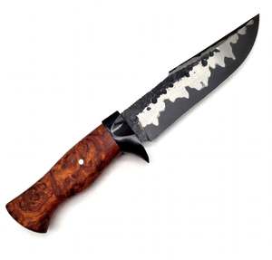 Hoja de acero con acabado forjado en dos tonos, transición de ondas orgánicas y mango de madera Burl con protector negro. - Product Image 1