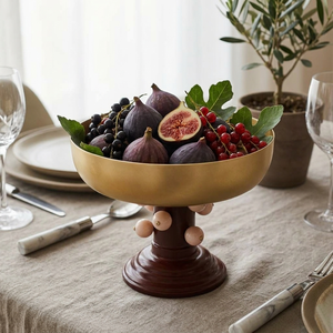 Elegante tazón de servir con pedestal dorado y detalles de cuentas sobre una base color granate, perfecto para una decoración de mesa exquisita, venta al por mayor. - Product Image 6