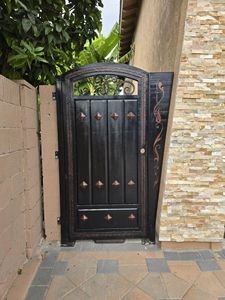 Puerta de Entrada de Hierro Forjado Personalizada, Puerta Frontal Decorativa de Hierro, Puerta de Entrada de Metal de Lujo con Vidrio para Villas y Casas - Product Image 6