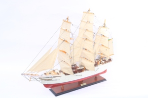 Maqueta de Barco de Plataforma Alta Cisne Branco Hecha a Mano con Madera de Plantación - Réplica a Escala del Buque de Entrenamiento de la Armada Brasileña para Decoración de Hogar u Oficina - Product Image 1