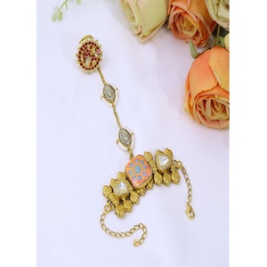 สร้อยข้อมือทองเหลืองชุบทองคุณภาพพรีเมียมประดับมุกคุณภาพสูงแบบ Kundan ดีไซน์หรูหราสำหรับผู้หญิง สไตล์อินเดียดั้งเดิมสำหรับงานแต่งงาน - Product Image 1