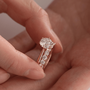Anillo de compromiso floral de 6 puntas de oro amarillo de 14k con diamante de laboratorio redondo brillante de 2 ct, certificado IGI, y banda de aniversario. - Product Image 1