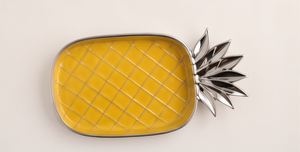 Plateau de service décoratif en métal émaillé jaune en forme d'ananas de luxe avec poignée en feuille de couronne argentée, idéal pour les collations et comme plateau de rangement. - Product Image 5
