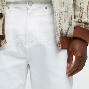 Shorts en jean légers pour hommes, conçus pour un confort quotidien, en tissu respirant et lisse, avec un look moderne et épuré. - Product Image 6
