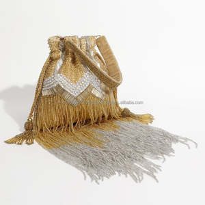Pochette Potli de Luxe Broderie Bohème Géométrique avec Perles et Chaînes à Pompons Style Ethnique Indien pour Mariées et Événements - Product Image 1