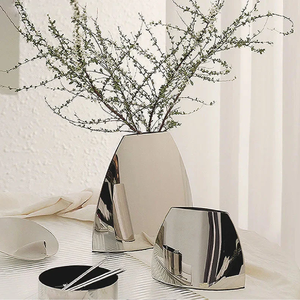 Elegantes jarrones de metal color gris ahumado, bellamente adornados con exquisita decoración de hojas doradas, disponibles a precios de mayorista. - Product Image 5