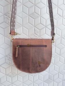 Bolso bandolera de cuero genuino hecho a mano de alta calidad, estilo vintage occidental, con diseño artesanal, para mujer. - Product Image 3