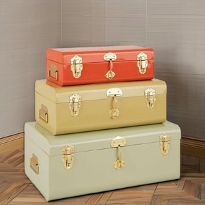 Caja de almacenamiento metálica multicolor rectangular apilable con cierres dorados, diseño clásico para organizar ropa - Product Image 4