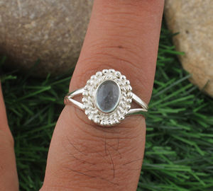 แหวนแต่งงานคลาสสิกพลอยมูนสโตนสีรุ้งธรรมชาติ เงินแท้ 925 ประดับขอบเพชร งานฝีมือสำหรับผู้หญิง พลอยสีฟ้าประกาย ได้รับการรับรอง - Product Image 4