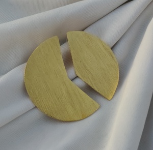 Pendientes Clásicos de Latón Cepillado Verde con Diseño de Media Luna Geométrica, Accesorio de Moda - Product Image 3