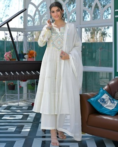 Haut en coton Flex Butti avec de magnifiques broderies et un pantalon en coton Flex assorti, accompagné d'un dupatta Kota. - Product Image 3