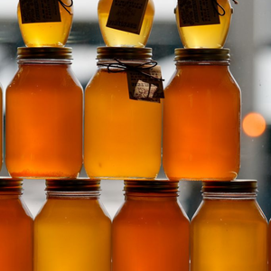 Miel naturel biologique en pots en verre personnalisés avec étiquettes personnalisées pour l'emballage de détail et la vente en gros - Product Image 3