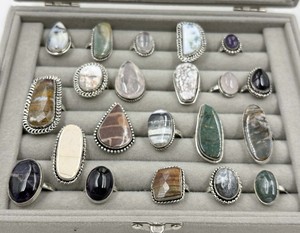 Venta al por Mayor de Fábrica: Lote Mixto de Anillos Unisex Modernos Chapados en Plata 925 con Piedras Preciosas Naturales - Product Image 2