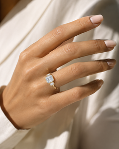 Bague de fiançailles pour femme en or 14K/18K avec trois pierres, diamant de laboratoire taille Asscher et pierres latérales émeraude, certifiée IGI - Product Image 5