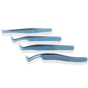 Pince à cils professionnelle en forme de botte, matériau métallique idéal pour les applications de cils de volume, prise large - Product Image 1