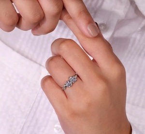 แหวนเพชรทรงอสมมาตรหรูหรา ทอง 10K 14K 18K ประดับเพชรทรงกลมเพาะเลี้ยงในห้องปฏิบัติการแบบฝังขอบ แหวนเพชรหลายเม็ด เครื่องประดับชั้นดี - Product Image 5