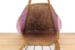 Destaca con estilo con este llamativo bolso de hilo natural, con fibras de primera calidad y un diseño moderno con detalles en morado. - Product Image 5