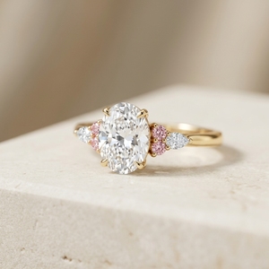 Anillo de promesa con diamante natural de corte ovalado y un único diamante rosa con diamantes laterales de corte marquesa en oro amarillo. - Product Image 3