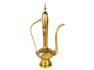 Pichet en laiton vintage, carafe à eau en métal avec motif floral gravé, col haut et bec courbé, décoratif pour table - Product Image 2