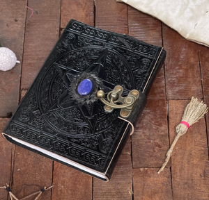 สมุดบันทึกหนังลายเซลติกเพนทาเคิลพร้อมกุญแจหิน หนังสือแห่งเงามืด - Product Image 2