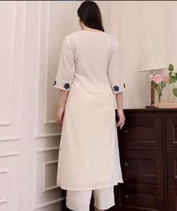 Ensemble Kurta et pantalon en coton avec broderie artisanale et dupatta – Tenue ethnique haut de gamme pour les célébrations festives et les tenues de bureau sophistiquées - Product Image 2