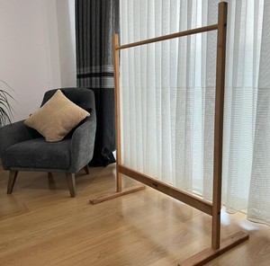 Porte-manteau autoportant en bois massif avec barre de suspension, design scandinave moderne pour chambre et salon - Product Image 3