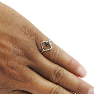 แหวนพลอยออนิกซ์สีดำสวยงาม ทำจากเงินแท้ 925 ประดับพลอยทรงกลมเจียระไนแบบเหลี่ยม งานฝีมือสไตล์โบฮีเมียน - Product Image 2