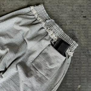 กางเกงวอร์มสตรีทแวร์ทรงหลวม ขอบดิบ ลายทาง ผ้าฝ้ายเฟรนช์เทอร์รี่เนื้อหนา สีเทา ขาดๆ แบบวินเทจ ขากว้าง สำหรับผู้ชาย - Product Image 6
