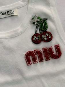 เสื้อครอปท็อปผ้าคอตตอนริบสีขาวแบบปรับแต่งได้ พร้อมปักลายดอกกล้วยไม้สีเหลืองด้วยลูกปัด สำหรับงานปัก >งานฝีมือปัก - Product Image 5