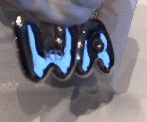 Collar Personalizado con Nombre en Placa, Letra Inicial con Diamantes de Moissanita, Joyería para Mujer - Product Image 2