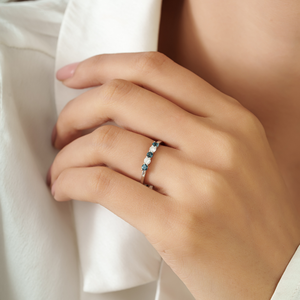 Anillo Apilable Delicado de Zafiro Azul y Diamantes de Corte Redondo, Diseño Minimalista, Alta Calidad, Oro Blanco Sólido de 14K, Joyería Sencilla - Product Image 4