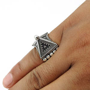 Anillo de diseño piramidal de buena calidad, hecho a mano en plata de ley 925, joyería bohemia para hombres, regalo personalizado para hombres a un precio razonable. - Product Image 2