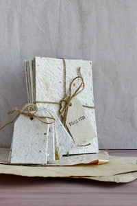 Étiquettes suspendues en papier plantable faites à la main, légères, sans plastique, écologiques, pour emballages cadeaux et fêtes, personnalisables, impression numérique - Product Image 1