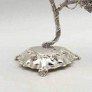 Candelabro Antiguo Plateado de 3 Brazos con Tallado de Vid, Elegante Portavelas de Metal como Centro de Mesa para Decoración de Bodas - Product Image 3