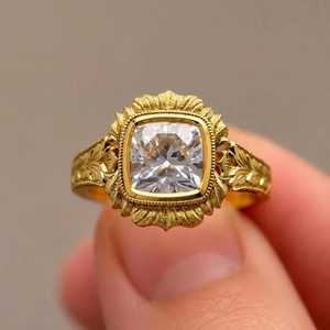 Bague unisexe en or massif 14K avec diamant de laboratoire taille coussin 2,00 carats, sertie en clos, motif feuille gravée vintage - Product Image 1