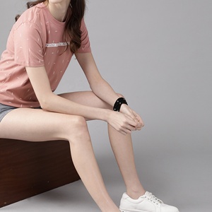 Camiseta de punto casual de verano para mujer con lavado ácido, estampado personalizado, apliques de diamantes rosas con lentejuelas, bordado, botones y remaches con orificios. - Product Image 3