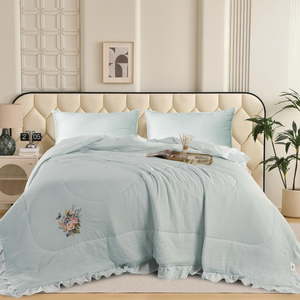 Edredón Premium de Lavanda, Ropa de Cama Ultra Suave y Ligera |   Edredón de Tela de Lujo Hipoalergénico |   Decoración Cálida y Acogedora para el Dormitorio - Product Image 1