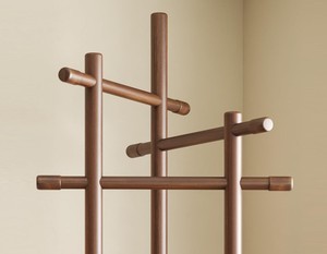 Porte-manteau pliable en bois massif avec rangement sur roulettes, 3 étagères et 6 crochets, design moderne autoportant pour l'entrée de la maison - Product Image 5