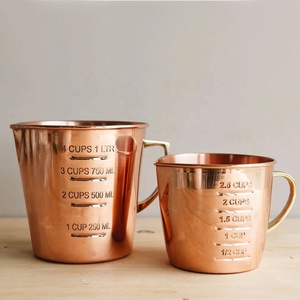 Ensemble de pichets doseurs en cuivre avec marques de capacité graduées pour les recettes de cuisine, les ingrédients de pâtisserie et la préparation culinaire - Product Image 3