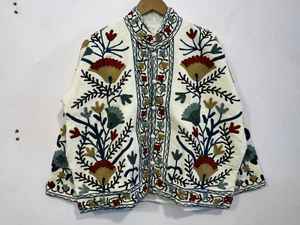 Chaqueta Bomber de Mujer Estilo Kimono de Invierno, Tejida y Bordada con Diseño Suzani, en Terciopelo Rojo, Moda Urbana, Regalo - Product Image 4