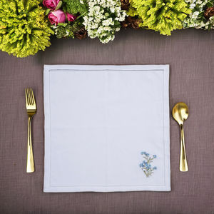 Linge pur lin avec broderie de narcisses, symbole de renouveau, idéal pour rafraîchir les espaces repas, les célébrations printanières et les tables élégantes. - Product Image 5