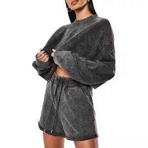 Conjunto de sudadera y pantalones cortos oversize en gris oscuro con efecto acid wash para mujer, estilo streetwear, conjunto deportivo vintage de dos piezas. - Product Image 4
