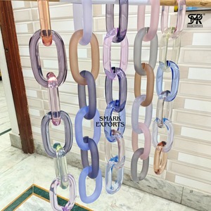 Décoration murale suspendue en chaîne de maillons acryliques transparents et colorés en résine surdimensionnée pour l'aménagement intérieur de maisons de luxe - Product Image 6