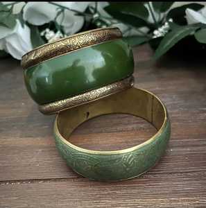 Bracelet de mode en laiton et résine, fait main, de qualité supérieure, personnalisé, pour femme, avec perle aux couleurs saisissantes, directement d'Inde. - Product Image 1