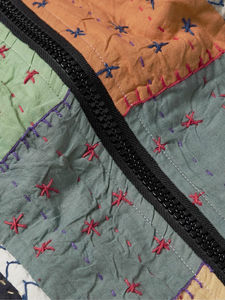 Chaqueta Casual Beige de Alta Calidad con Bordado de Patchwork Personalizado y Hombros Descubiertos para Hombre - Product Image 3