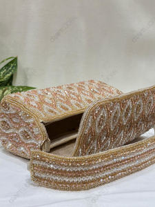 กระเป๋าสะพายไหล่ทรงแข็งแบบมีฝาปิดประดับลายเรขาคณิตสีพีชแชมเปญ - Product Image 5