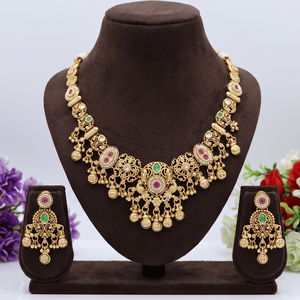 Parure de collier ras-du-cou tendance en chaîne torsadée plaqué or antique indien avec boucles d'oreilles assorties ornées de pierres rubis et émeraudes - Product Image 3