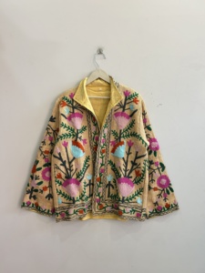 Chaqueta de mujer bordada a mano estilo Suzani tradicional india, abrigo bohemio de algodón. - Product Image 2